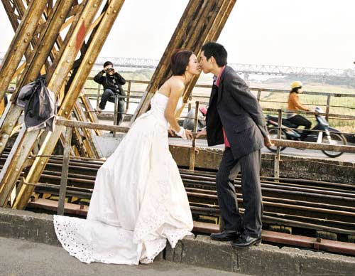 Long Bien Bridge