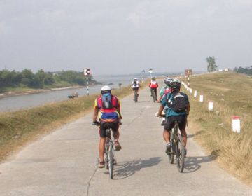 Biking to But Thap pagoda